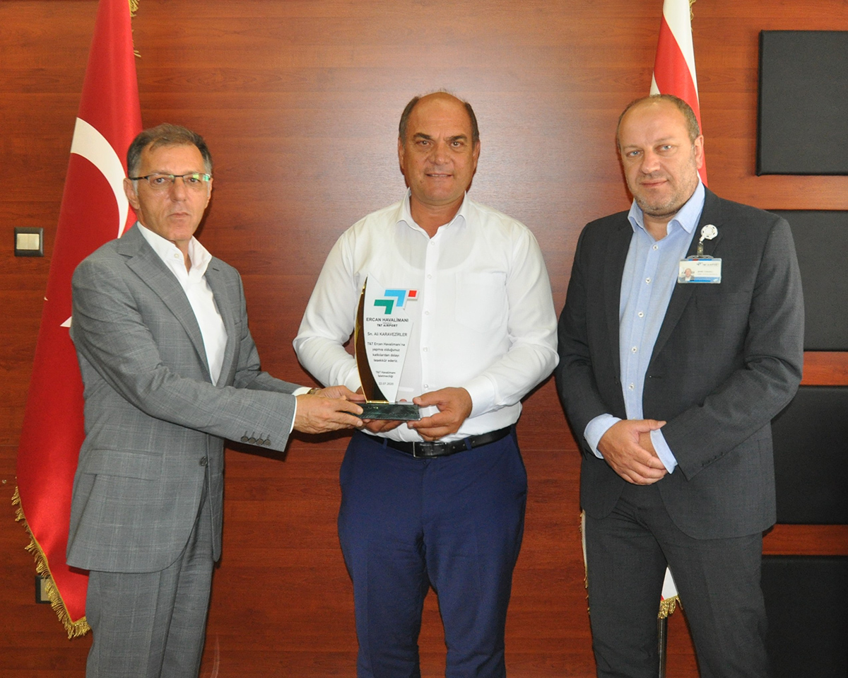 T&T Havalimanı İşletmeciliği’nden Ali Karavezirler’e teşekkür plaketi.