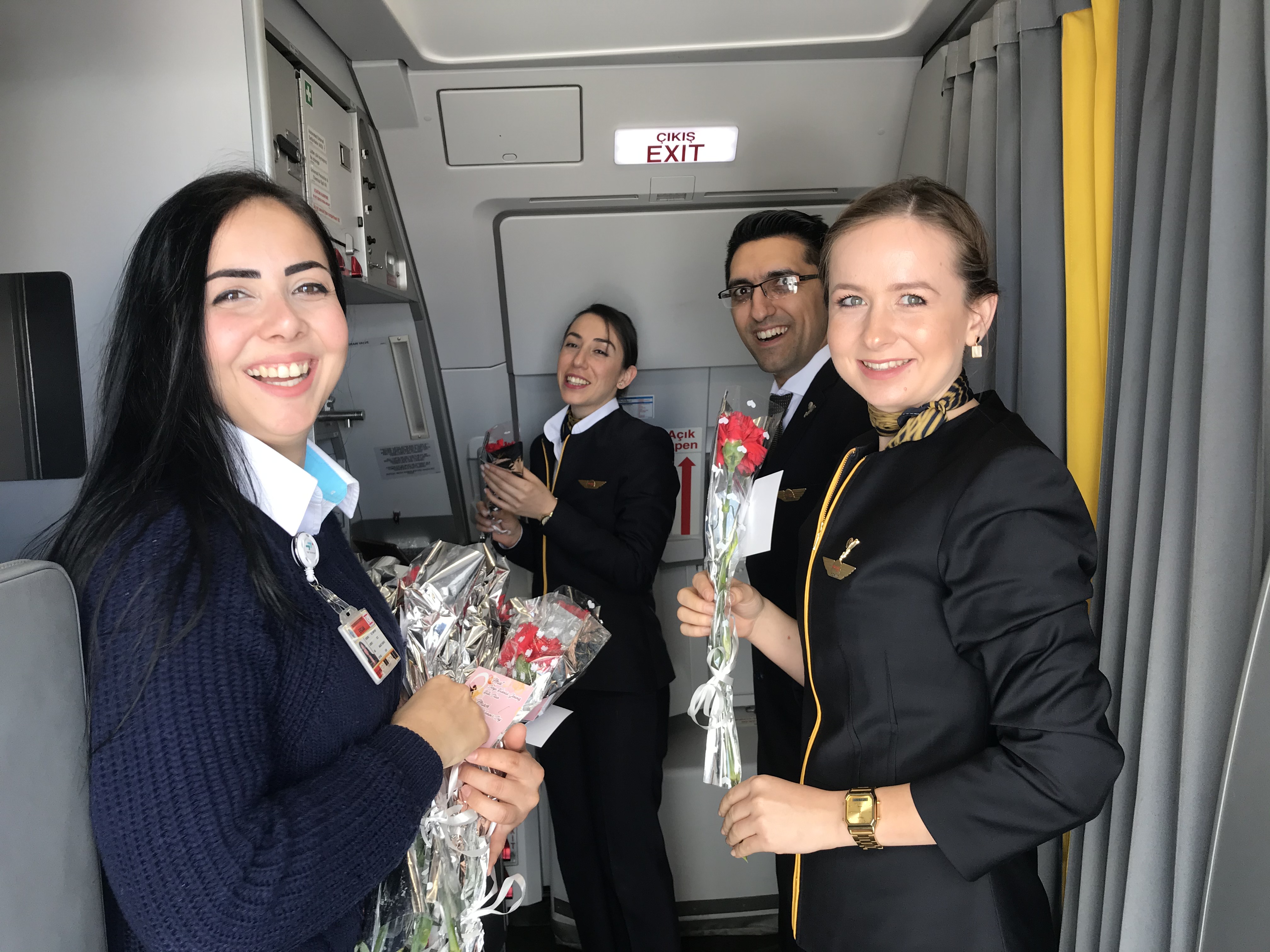 Ercan Havalimanı’nda Dünya Kadınlar Günü çiçeklerle kutlandı.