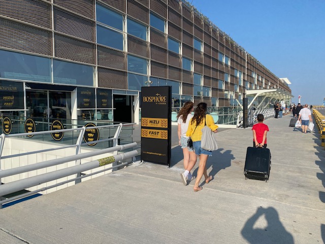 Ercan Havalimanı’nda X-Ray Fast Trak girişi değişip yenilendi.