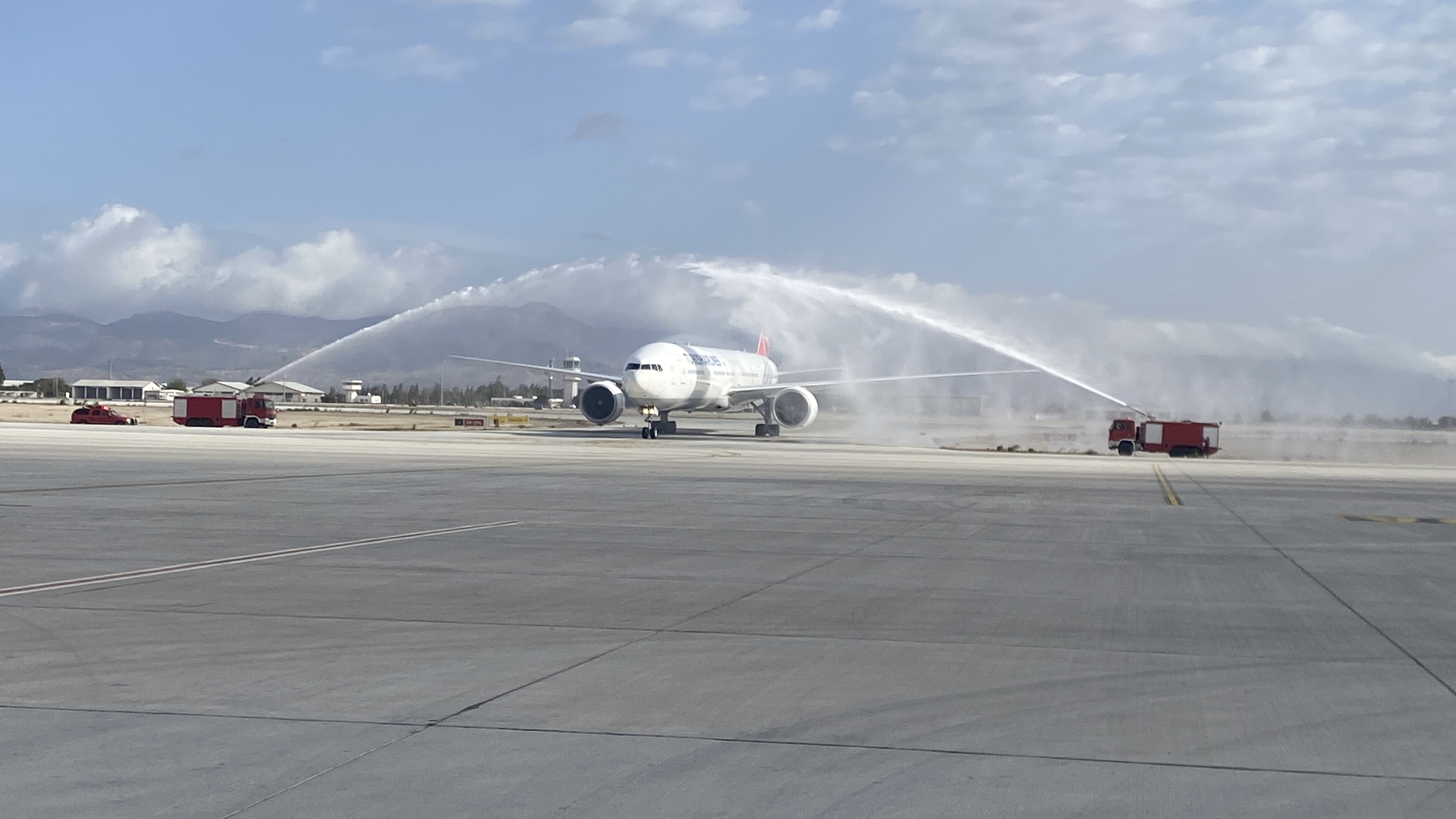 THY’nin geniş gövde Boing 777 uçağı Ercan Havalimanı’na indi.